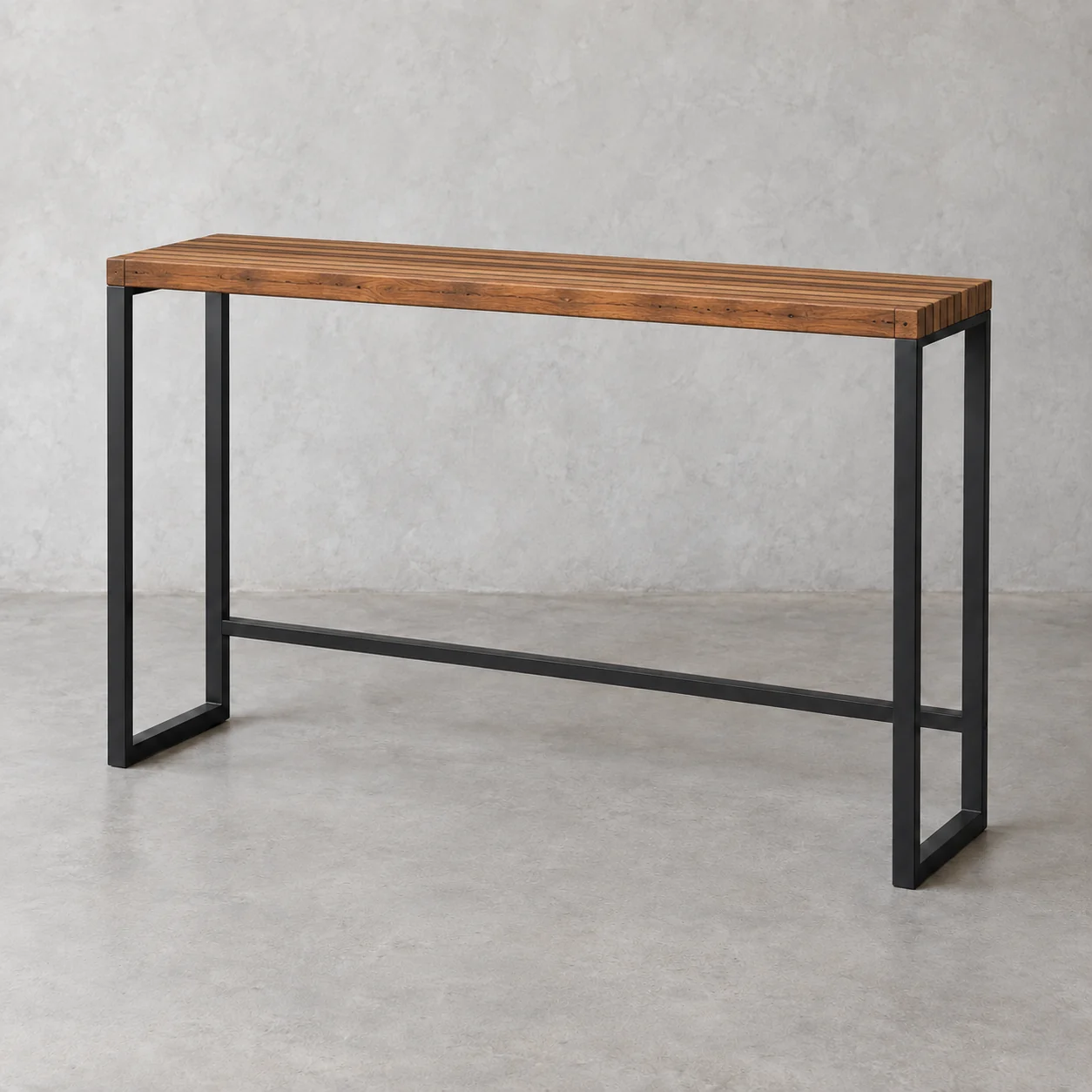 Concept de console étroite avec plateau en lamelles de palette collées sur chant et cadres en acier noir.
