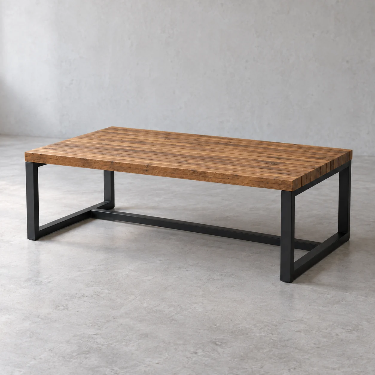 Concept de table basse avec plateau de 40 mm en fines lamelles de palette et cadres en acier noir.